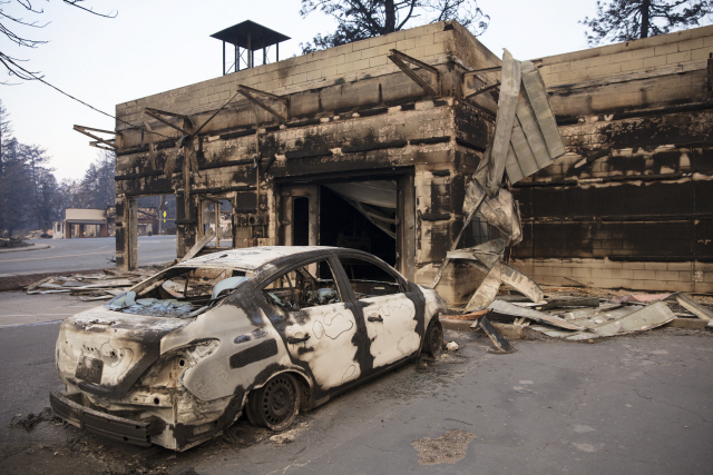 11일(현지시간)미국 캘리포니아주 뷰트카운티에서 발생한 대형산불로 폐허가 된 파라다이스 마을 /EPA연합뉴스