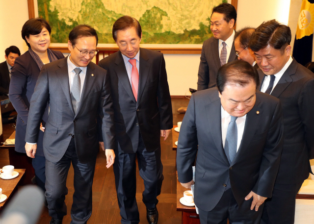 12일 오전 국회에서 열린 국회의장 주재 교섭단체 원내대표 회동에서 문희상 국회의장과 더불어민주당 홍영표 원내대표, 자유한국당 김성태 원내대표, 바른미래당 김관영 원내대표가 자리를 옮기고 있다. /연합뉴스