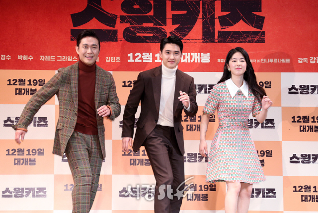 배우 도경수, 박혜수, 오정세가 12일 오전 서울 코엑스아티움 ‘SMTOWN 씨어터’에서 열린  영화 ‘스윙키즈’(강형철 감독) 제작보고회에 참석해 포토타임을 갖고 있다. /사진=양문숙 기자