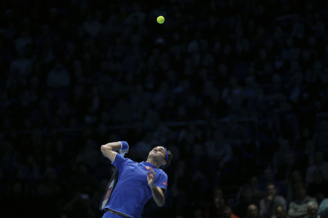 로저 페더러가 12일 ATP 파이널스 첫 경기에서 니시코리 게이를 상대로 서브를 하고 있다. /런던=AP연합뉴스