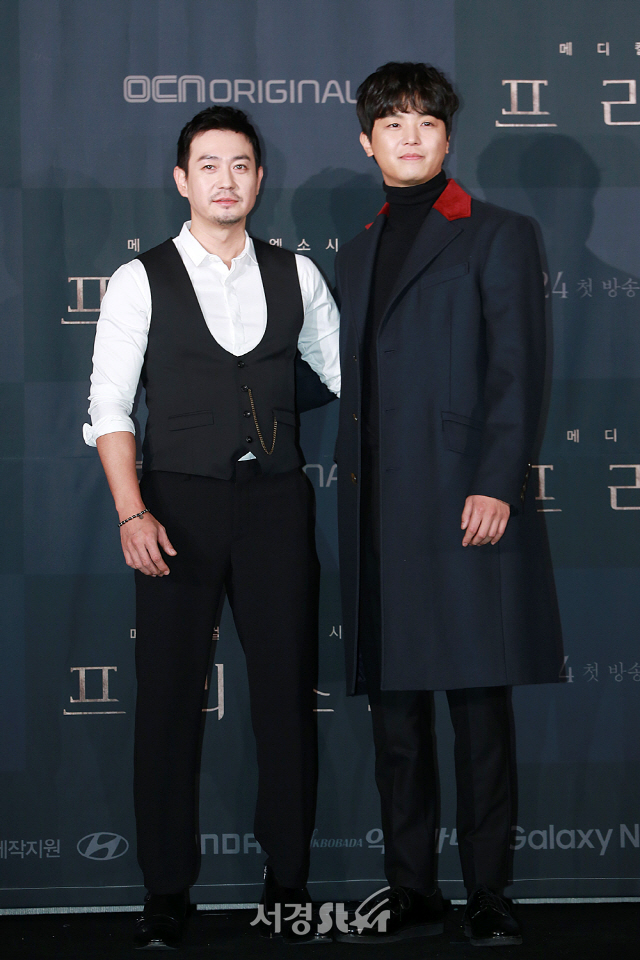 배우 박용우와 연우진이 참석해 포토타임을 갖고 있다.
