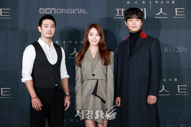 배우 박용우, 정유미, 연우진이 참석해 포토타임을 갖고 있다.