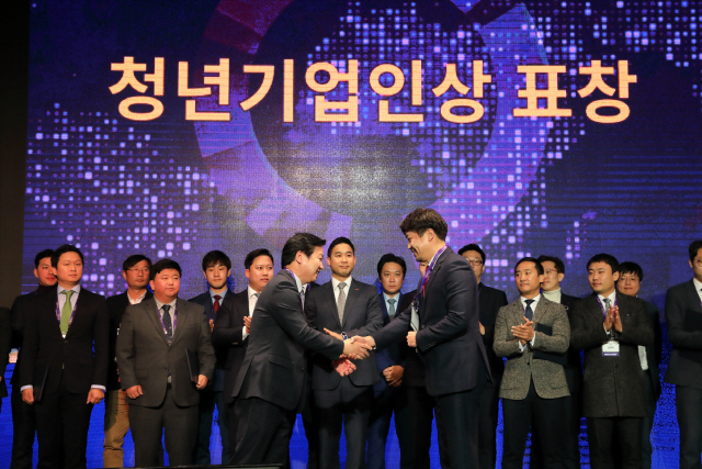 12일 서울 용산구 드래곤시티호텔에서 열린 ‘세계 기업가정신 주간행사’ 개막식에서 홍종학(앞줄 왼쪽) 중소벤처기업부 장관이 서원준(〃 오른쪽) 셀메이트 대표이사에게 중기부장관 표창을 수여하고 있다./사진제공=중기부