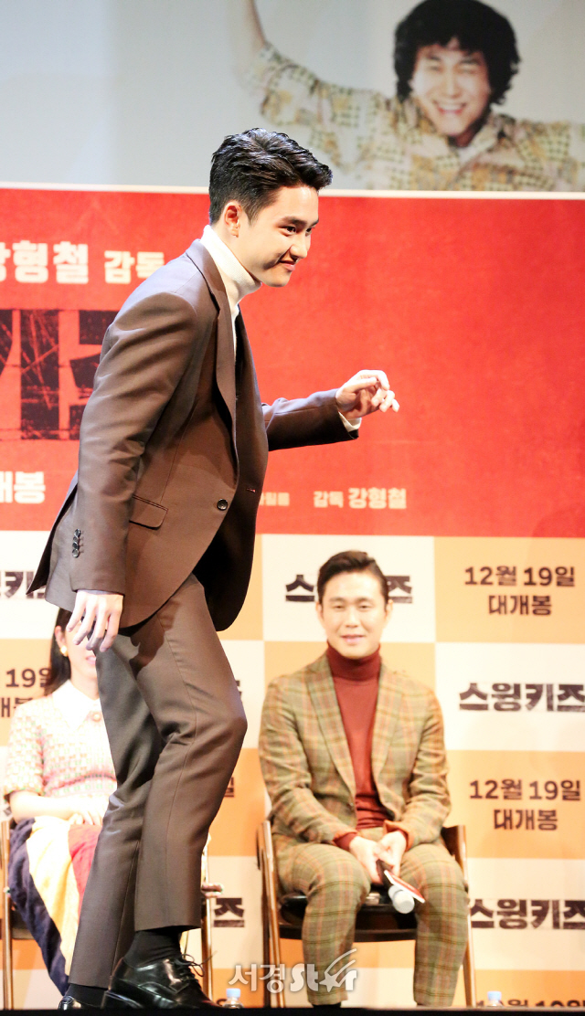 배우 도경수가 12일 오전 서울 코엑스아티움 ‘SMTOWN 씨어터’에서 열린  영화 ‘스윙키즈’(강형철 감독)  제작보고회에 참석해 탭댄서를 선보이고 있다.  /사진=양문숙 기자