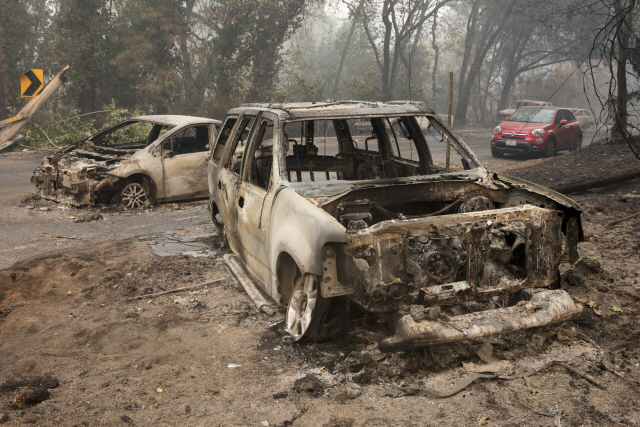 epa07160052 Abandoned cars from fleeing residents of Paradise in the Pentz road area as the Camp Fire continues to burn through the region, fueled by high winds in Butte County, California, USA, 10 November 2018 (issued 11 November 2018). The nearby communities of Pulga, Paradise and Concow, have been ordered to evacuate the area.  EPA/PETER DASILVA      <저작권자(c) 연합뉴스, 무단 전재-재배포 금지>