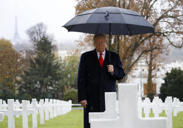 11일(현지시간) 프랑스 파리 근교의 쉬렌 군사묘지를 방문한 도널드 트럼프 미국 대통령/AP연합뉴스