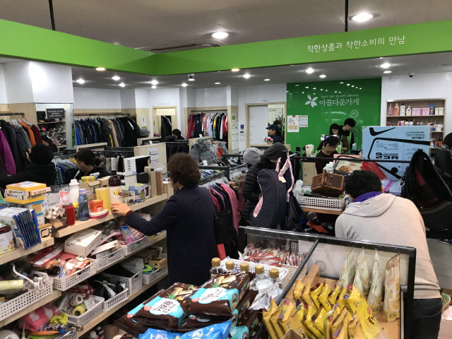 소상공인시장진흥공단 임직원들이 지난 9일 대전 탄방동에 자리한 아름다운 가게에서 어려운 이웃을 돕기 위한 바자회를 열고 있다. /사진제공=소진공