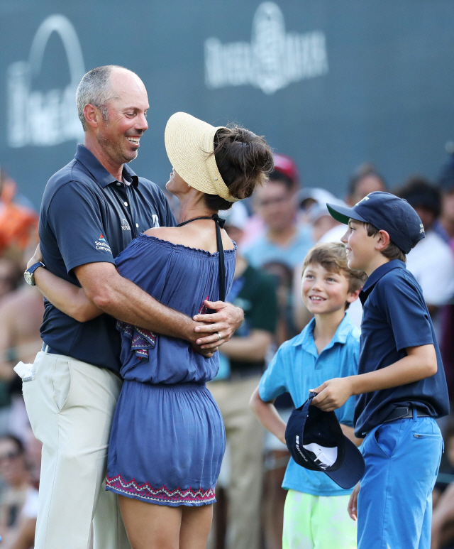 PLAYA DEL CARMEN, MEXICO - NOVEMBER 11: Matt Kuchar of the United States celebrates with wife Sybi and sons Cameron and Carson on the 18th green after winning during the final round of the Mayakoba Golf Classic at El Camaleon Mayakoba Golf Course on November 11, 2018 in Playa del Carmen, Mexico.   Rob Carr/Getty Images/AFP  == FOR NEWSPAPERS, INTERNET, TELCOS & TELEVISION USE ONLY ==      <저작권자(c) 연합뉴스, 무단 전재-재배포 금지>