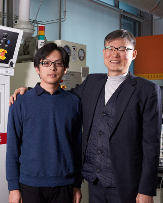 루테늄엣그래핀 촉매를 개발한 UNIST 펭 리(왼쪽) 박사와 백종범 교수. /사진제공=UNIST