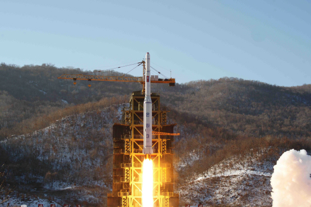 2012년 12월 조선중앙통신이 보도한 ‘서해위성발사장’에서의 장거리 로켓 ‘은하 3호’ 발사 모습/연합뉴스