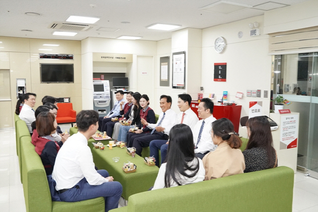 김지완(오른쪽 세번째) BNK금융그룹 회장이 지난달 BNK부산은행 용호동지점을 방문해 직원들과 다과를 나누며 소통하고 있다.  /사진제공=BNK금융.