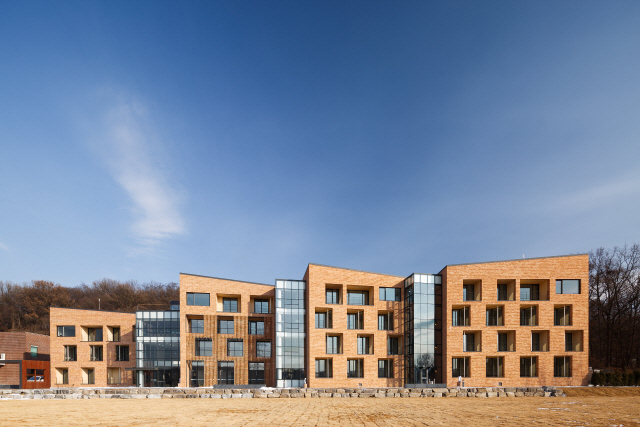 DB생명 인재개발원 캠퍼스는 4개의 건물을 이으면서 불규칙적으로 엇갈리는 구조를 적용해 입체감을 주고 있다.