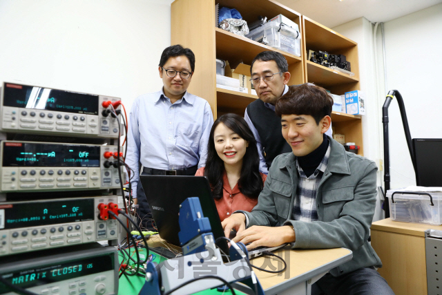 KAIST 기계공학과 이봉재(사진 뒷줄 왼쪽) 교수, 이승섭(〃오른쪽) 교수, 송재만(〃앞줄 오른쪽) 박사과정, 임미경(〃왼쪽) 박사가 연구결과를 살펴보고 있다. 사진제공=KAIST