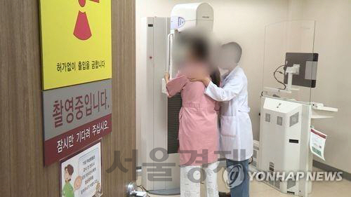 한 시민이 유방암 검사를 받고 있다. /연합뉴스