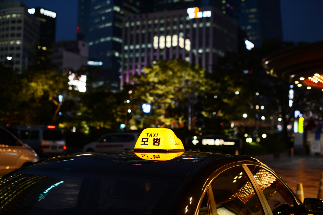 택시 기본요금 인상을 추진하는 서울시가 그에 앞서 승차거부 택시 퇴출에 본격적으로 나선다. 사진은 본 기사와 무관./사진=이미지투데이