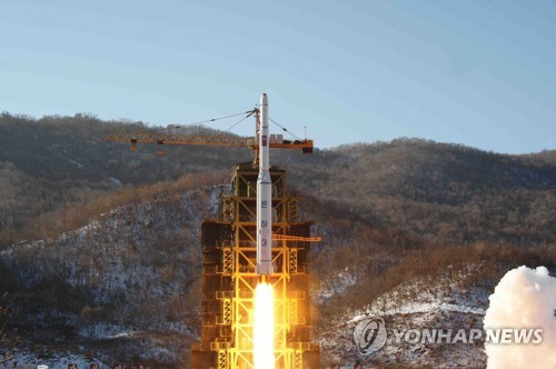 2012년 12월 조선중앙통신이 보도한 동창리 ‘서해위성발사장’에서의 장거리 로켓 ‘은하 3호’ 발사 모습. /연합뉴스