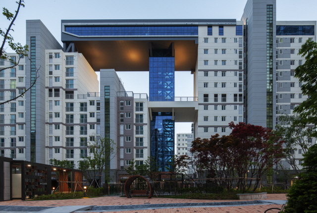 세종 중흥S-클래스의 상징적인 건물인 커뮤니티 동. 14층 높이의 스카이 라운지에 주민을 위한 다양한 커뮤니티 시설을 마련했다.