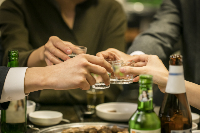 우리나라에서는 하루 평균 13명이 술 때문에 숨지는 등 음주로 인한 사회적 비용이 10조원에 육박할 정도로 폐해가 극심한 것으로 나타났다. 사진은 본 기사와 무관./사진=이미지투데이