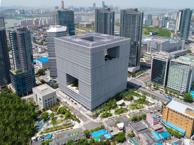 아모레퍼시픽 사옥은 ‘달항아리’의 완결성과 한옥 중정의 개방성 등 한국적 미를 현대적으로 재해석한 디자인이 돋보인다.