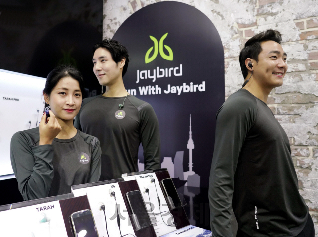 로지텍 홍보 모델들이 13일 서울 한남동 남산스튜디오에서 열린 프리미엄 스포츠 블루투스 이어폰 브랜드 ‘제이버드’ 시연회에서 대표 제품들을 소개하고 있다. /사진제공=로지텍