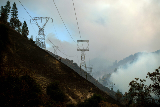 12일(현지시간) 미국 캘리포니아주에서 발생한 캠프파이어 피해지역인 파라다이스 인근 고압 전선이 걸쳐진 산등성이가 산불로 잿더미로 변해 있다. /AFP연합뉴스
