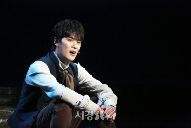 배우 윤소호가 13일 오후 서울 중로구 대학로 TOM에서 열린 뮤지컬 ‘랭보’ 프레스콜에 참석해 공연을 시연하고 있다.