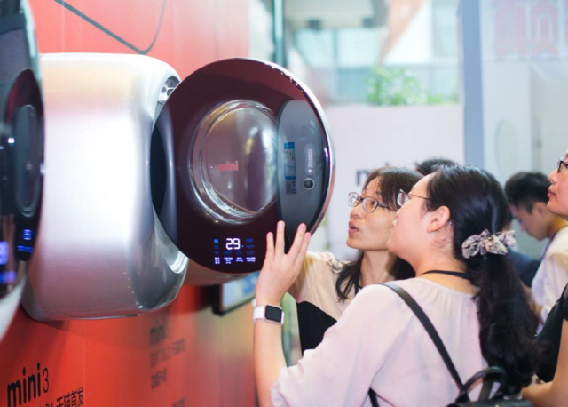 중국 항저우 알리바바 본사에서 대우전자 드럼세탁기 ‘미니’ 신제품을 소비자들이 살펴보고 있다. /사진제공=대우전자