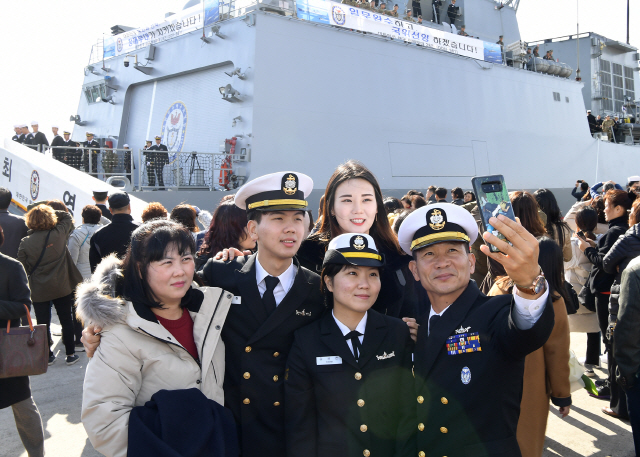 해군가족 청해부대 기념촬영      (부산=연합뉴스) 13일 오전 부산 해군작전사령부에서 청해부대 28진 최영함(DDH-Ⅱ 4천400t급)에 참가하는 해군 가족인 강혜진 하사 가족이 출항을 앞두고 기념촬영하고 있다. 청해부대 28진은 UDT/SEAL 검문검색대 요원, 해상작전헬기, 경계·지원대 등 부대원 300여명으로 구성돼 임무를 수행한다. 2018.11.13 [해군작전사 제공]      ccho@yna.co.kr (끝)      <저작권자(c) 연합뉴스, 무단 전재-재배포 금지>