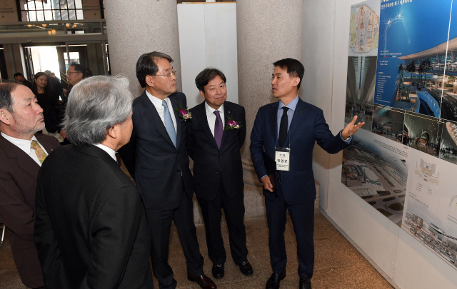 이종환(오른쪽 세 번째) 서울경제신문 대표이사 부회장과 석정훈( “ 두 번째) 대한건축사협회 회장 등이 13일 서울 중구 ‘문화역서울284’에서 열린 ‘2018 한국건축문화대상 시상식’에서 수상작품에 대한 설명을 듣고 있다.  /이호재기자