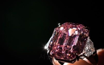 세계최대 ‘핑크 다이아몬드’ 크리스티 경매서 574억원에 낙찰