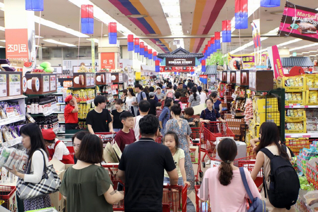 롯데마트 서울역점에서 고객들이 쇼핑을 즐기고 있다. 이 매장은 평소 중국인 관광객들이 많이 찾는 곳으로 꼽힌다. /사진제공=롯데쇼핑