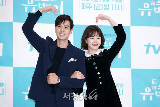 배우 김지석과 전소민이 tvN 새 불금시리즈 ‘톱스타 유백이’ 제작발표회에 포토타임을 갖고 있다.