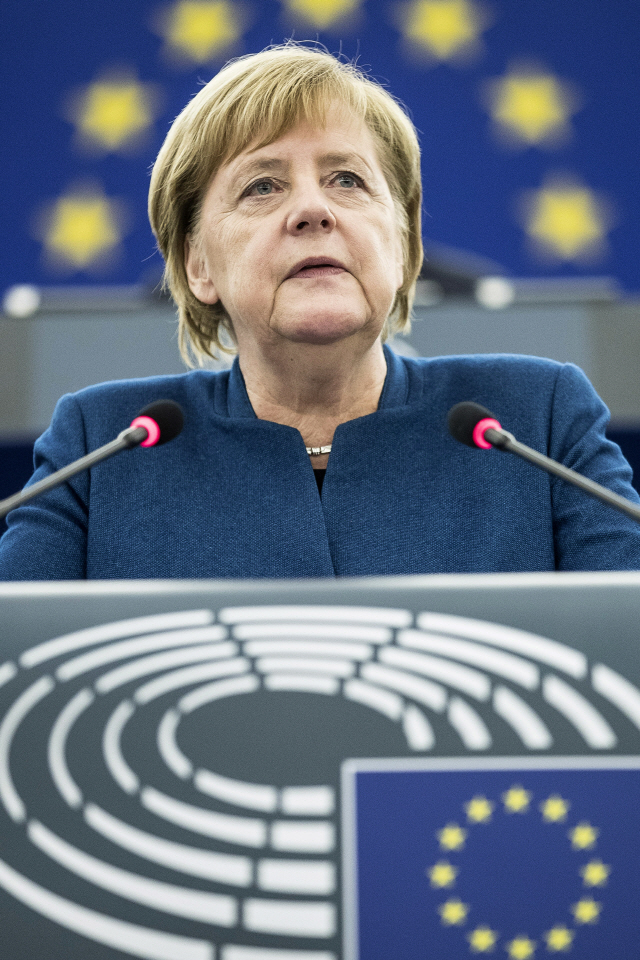 메르켈, 트럼프와 각세운 마크롱 두둔…'유럽군 창설해야'
