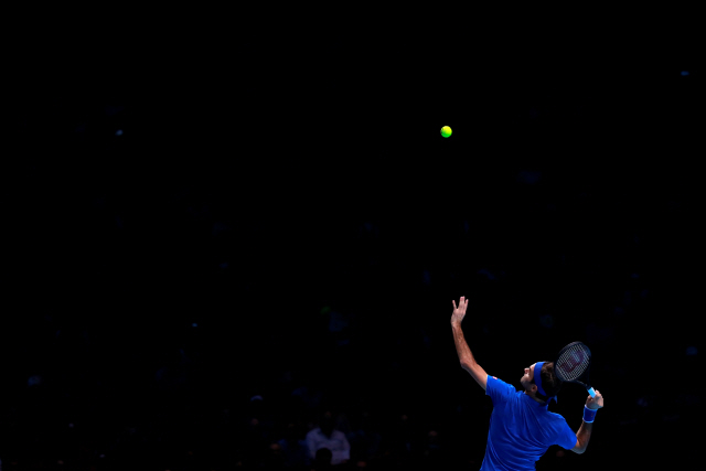 스위스의 로저 페더러가 13일(현지시간) 남자프로테니스(ATP) 투어 ATP 파이널스 조별리그 2차전에서 서브를 넣기 위해 공을 던져 올리고 있다.  /런던=로이터연합뉴스