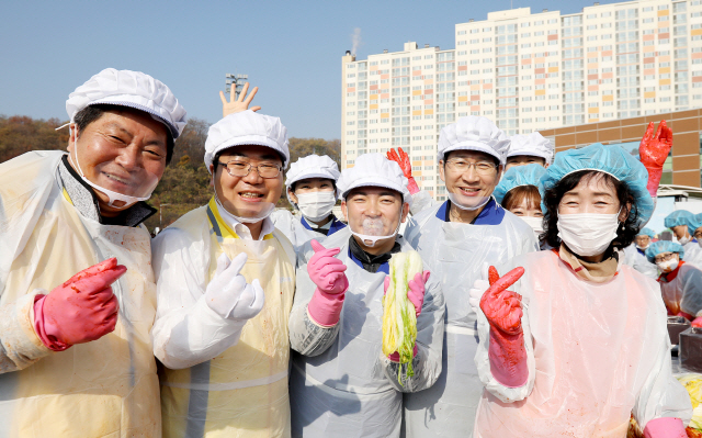 삼성디스플레이가 14일 충청남도 아산시 탕정면 아산캠퍼스에서 ‘2018 사랑의 김장축제’를 개최한 가운데 이동훈(오른쪽 두 번째) 삼성디스플레이 사장과 오세현 아산시장(오른쪽 네 번째) 등 자원봉사자들이 기념촬영을 하고 있다. /사진제공=삼성디스플레이