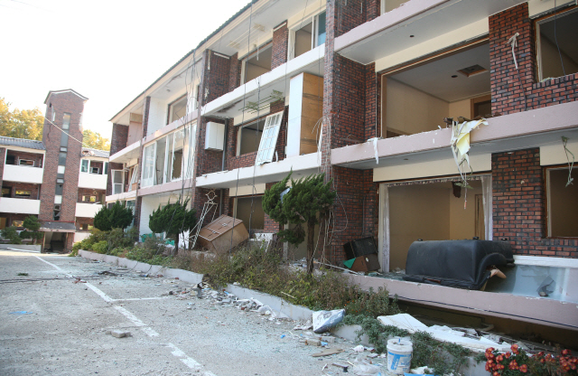 포항 지진피해 이주대상 5가구, 아직도 부서진 집에서 거주 중