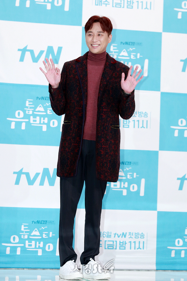 배우 허정민이 tvN 새 불금시리즈 ‘톱스타 유백이’ 제작발표회에 포토타임을 갖고 있다.