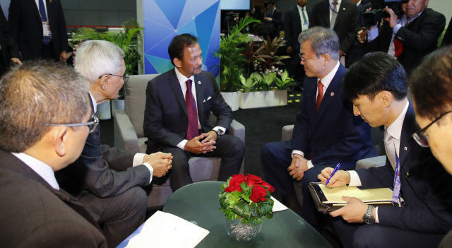 아세안(ASEAN) 관련 회의 참석차 싱가포르를 방문 중인 문재인 대통령이 14일 오전 싱가포르 선텍 컨벤션센터 회담장에서 하사날 볼키아 브루나이 국왕과 환담하고 있다./연합뉴스