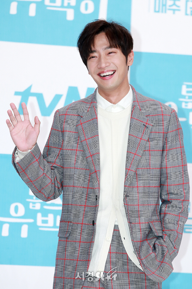 배우 이상엽이 tvN 새 불금시리즈 ‘톱스타 유백이’ 제작발표회에 포토타임을 갖고 있다.