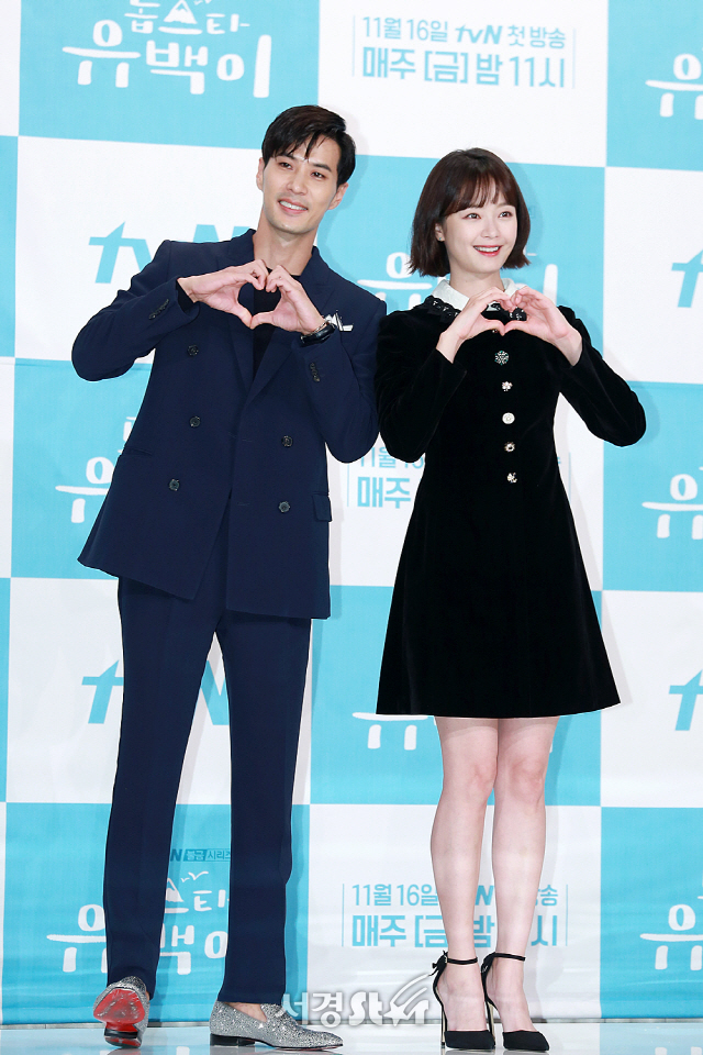 배우 김지석과 전소민이 tvN 새 불금시리즈 ‘톱스타 유백이’ 제작발표회에 포토타임을 갖고 있다.