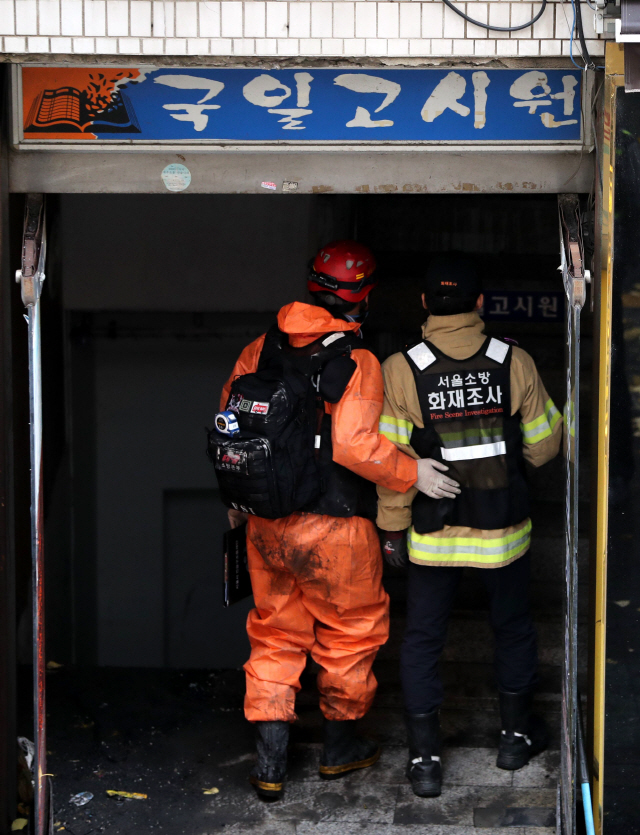 9일 오전 화재가 발생한 서울 종로구 관수동의 한 고시원에서 경찰과 소방 관계자들이 화재 감식을 하고 있다./송은석기자