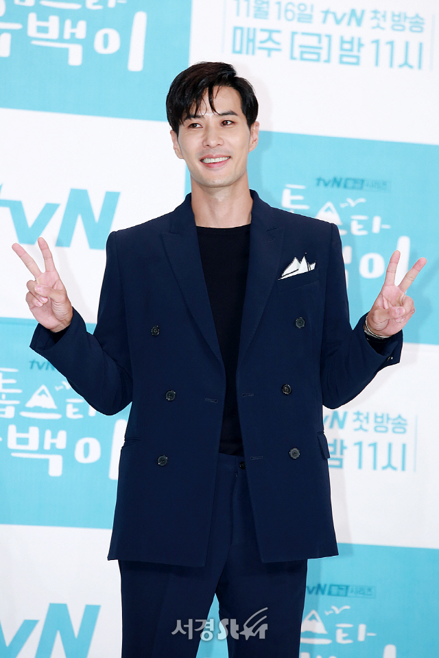 배우 김지석이 tvN 새 불금시리즈 ‘톱스타 유백이’ 제작발표회에 포토타임을 갖고 있다.