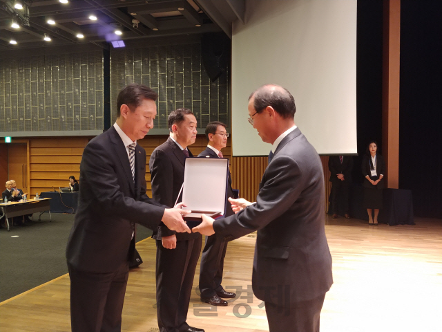 전희광(사진 왼쪽 첫번째) 한국철도시설공단 건설본부장이 ‘올해의 프로젝트 대상’을 수상하고 있다. 사진제공=한국철도시설공단