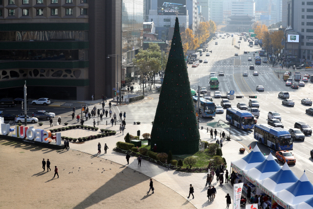 14일 서울 세종대로 서울광장에 크리스마스 트리가 설치되고 있다. 크리스마스 트리는 오는 17일 점등식을 갖고 내년 1월7일까지 운영된다. /연합뉴스