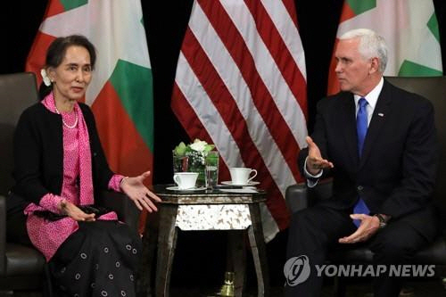 미얀마 실권자 아웅산 수치(왼쪽)와 마이크 펜스 미국 부통령. /연합뉴스