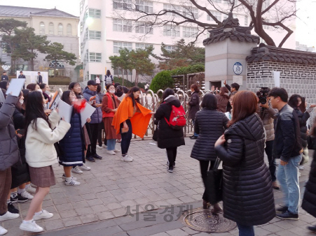 2019학년도 대학수학능력시험이 치러진 15일 오전 서울 종로구 덕성여고 정문에서 고사장으로 들어가는 수험생들을 학교 후배들이 응원하고 있다./최성욱기자