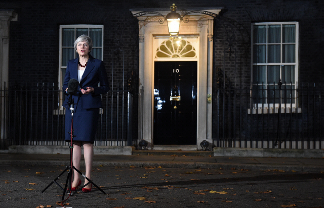 14일 테레사 메이 영국 총리가 런던 다우닝가 10번지 총리관저 앞에서 브렉시트협상 결과를 발표하고 있다. /EPA연합뉴스