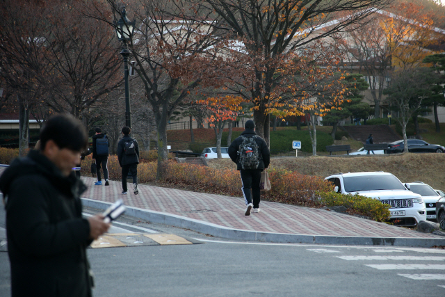 5일 경북 포항시 남구 지곡동에 있는 포항제철고에 대학수학능력시험 응시자들이 들어가고 있다. 사진은 기사와 무관하다./연합뉴스