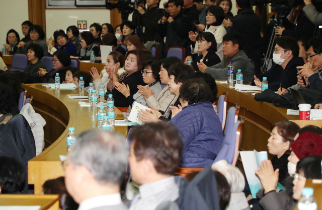 토론회 참석자들이 지난 14일 오전 국회 의원회관에서 열린 한국유치원총연합회 정책토론회 ‘사립유치원 이대로 지속가능한가?’에서 한국유치원총연합회 이덕선 비상대책위원장의 인사말을 듣고 있다./연합뉴스