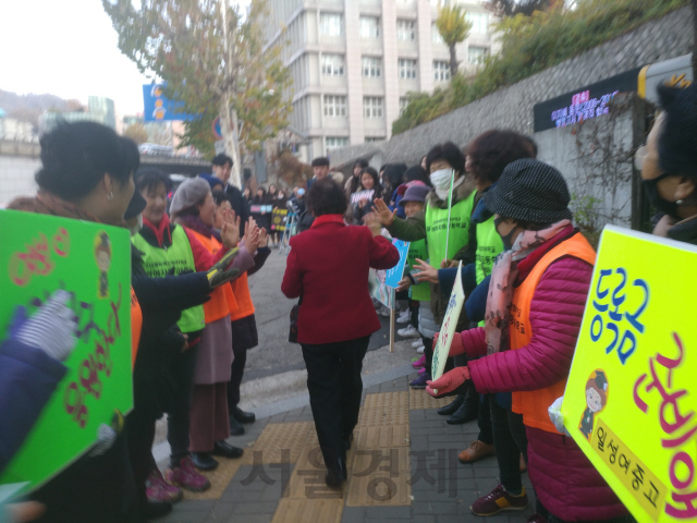 수능날인 15일 오전 8시 늦깎이 수험생이 일성여자중고교 후배들의 응원을 받으며 수험장으로 걸어들어가고 있다./신다은 기자